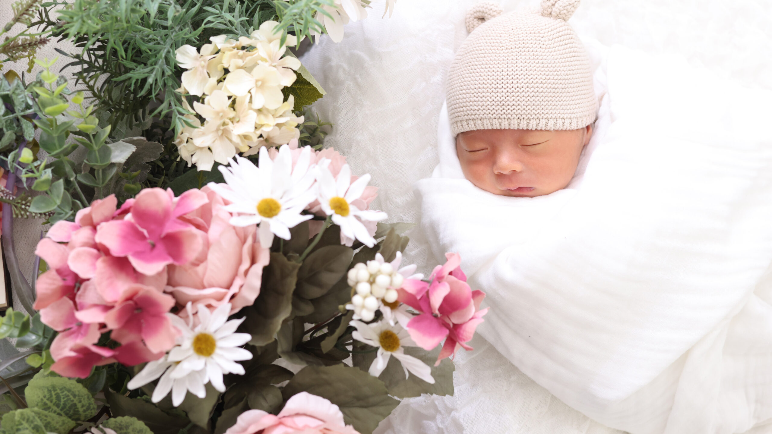 花に囲まれて眠る新生児のニューボーンフォト|仙台のフォトスタジオ
