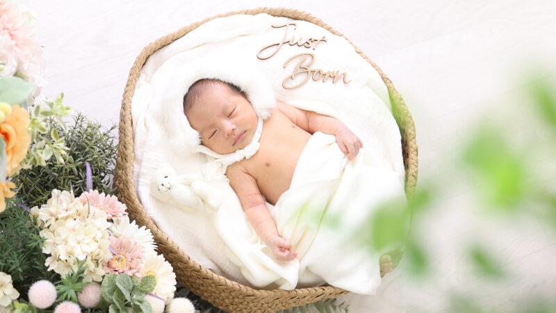 仙台の写真館で撮影したニューボーンフォト|かごで眠る新生児